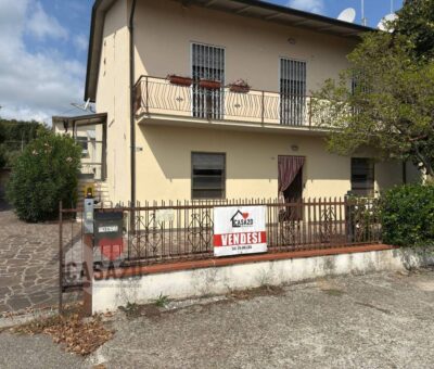 Porzione di casa bifamiliare con corte