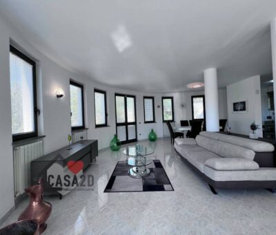 Casa dal design moderno con giardino e uliveto