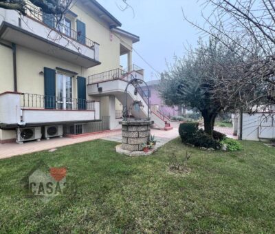 Porzione di villa bifamiliare con giardino