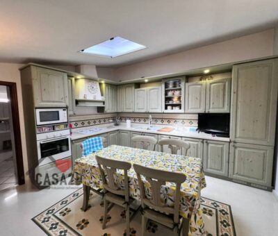 Casa indipendente con corte privata e doppio garage.